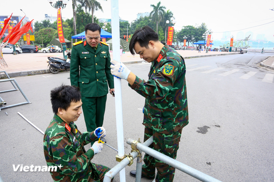 Khu vực bắn pháo hoa được khoanh vùng, kiểm soát chặt chẽ nhằm bảo đảm an toàn. (Ảnh: Hoài Nam/Vietnam+)