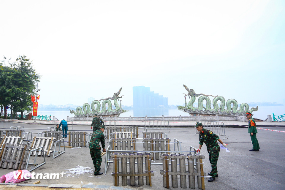 Tại vườn hoa Lạc Long Quân (phường Tây Hồ), một trong những điểm bắn pháo hoa của thành phố, công tác chuẩn bị đang được triển khai khẩn trương. (Ảnh: Hoài Nam/Vietnam+)
