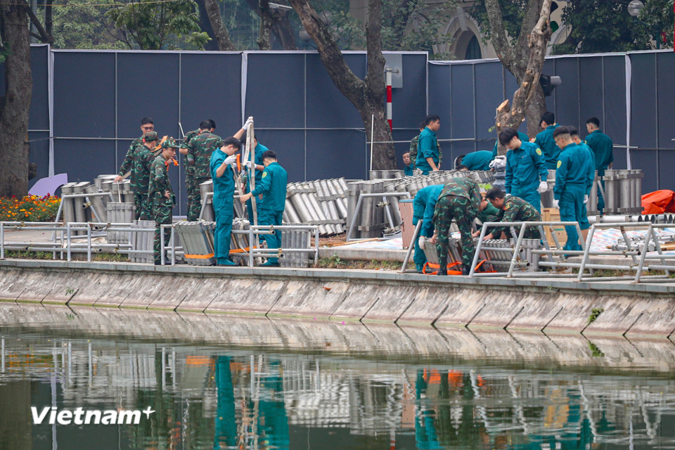 Tổng lượng pháo hoa gồm 4.000 quả tầm cao, 360 giàn tầm thấp cùng nhiều loại pháo hoa hỏa thuật, bảo đảm quy mô, chất lượng và hiệu ứng trình diễn. Thời gian bắn pháo hoa từ 23h45 ngày 31/12/2025 đến 0h ngày 1/1/2026 (thứ Năm). (Ảnh: Hoài Nam/Vietnam+)