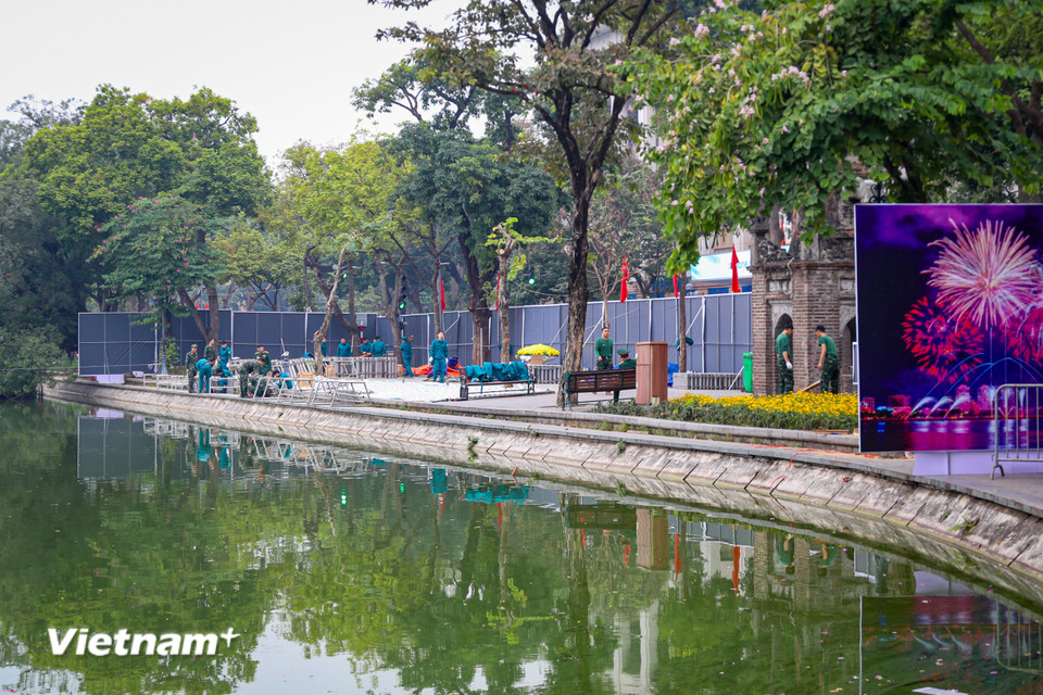 Hai trận địa số 1 và 2 là các trận địa bắn pháo hoa kết hợp tầm cao, tầm thấp cùng pháo hoa hỏa thuật. (Ảnh: Hoài Nam/Vietnam+)