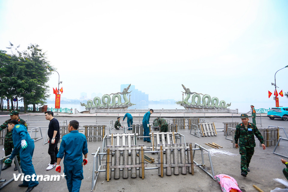 Các đơn vị đang khẩn trương hoàn tất lắp đặt dàn pháo, cố định khung giá, bố trí trận địa theo phương án phê duyệt. (Ảnh: Hoài Nam/Vietnam+)