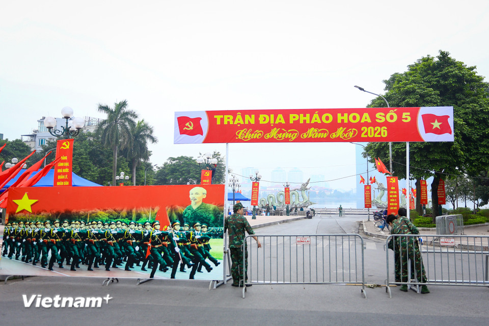 Để chuẩn bị cho màn trình diễn pháo hoa chào đón thời khắc chuyển giao sang năm mới 2026, lực lượng chức năng đồng loạt có mặt tại các địa điểm để triển khai lắp đặt theo kế hoạch. (Ảnh: Hoài Nam/Vietnam+)