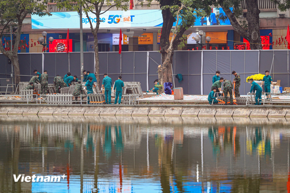 Dịp Tết Dương lịch 2026, Hà Nội bố trí 5 điểm với 6 trận địa pháo hoa tại Trụ sở Báo Hà Nội mới và khu vực trước Bưu điện Hà Nội (phường Hoàn Kiếm), đảo Dừa – Công viên Thống Nhất (phường Hai Bà Trưng), khuôn viên đường đua F1 (phường Từ Liêm), vườn hoa Lạc Long Quân (phường Tây Hồ) và hồ Văn Quán (phường Hà Đông). (Ảnh: Hoài Nam/Vietnam+)