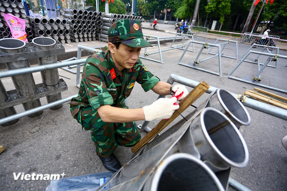 Công tác lắp đặt được tiến hành tỉ mỉ để đảm bảo an toàn. (Ảnh: Hoài Nam/Vietnam+)