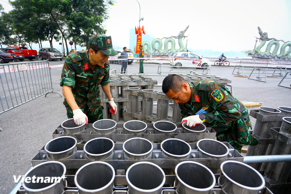 Lực lượng quân đội đang hoàn tất việc lắp đặt, căn chỉnh hệ thống ống phóng pháo hoa trên toàn bộ khu vực trận địa. (Ảnh: Hoài Nam/Vietnam+)