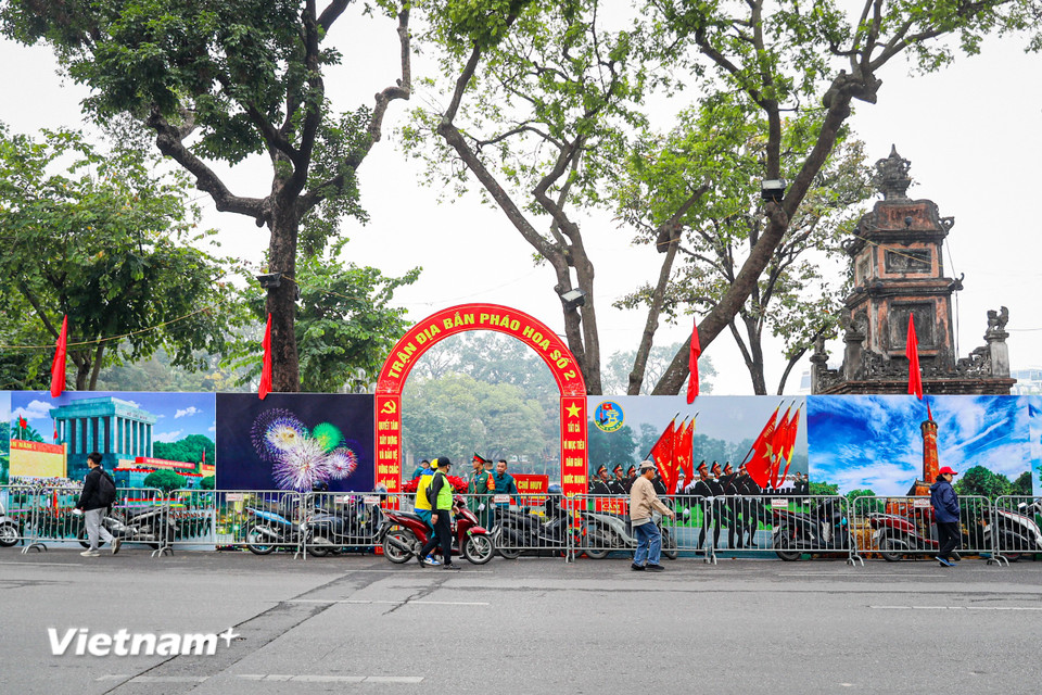 Khu vực Hồ Hoàn Kiếm bố trí 2 trận địa bắn pháo hoa số 1 và 2, đặt tại vị trí đối diện Bưu điện Hà Nội và trước trụ sở Tòa soạn Báo Hà Nội Mới. (Ảnh: Hoài Nam/Vietnam+)