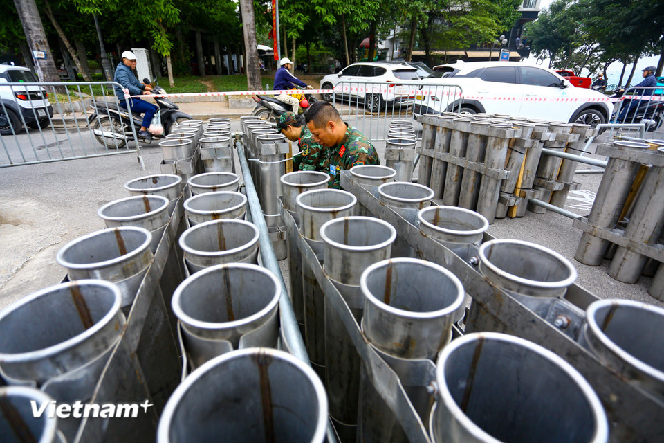 Hiện tại, pháo chưa được đưa vào ống nhằm bảo đảm an toàn. (Ảnh: Hoài Nam/Vietnam+)