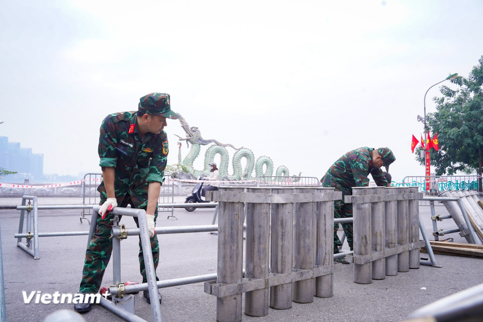 Các ống phóng được làm bằng chất liệu kim loại, có các đường kính khác nhau để phù hợp với kích cỡ từng loại pháo hoa. (Ảnh: Hoài Nam/Vietnam+)