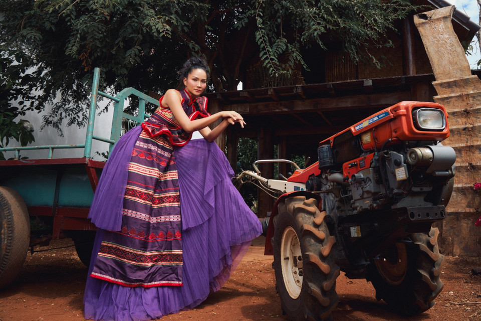H’Hen Niê còn tự tay pha càphê mời bạn bè uống khi đến chơi nhà. (Ảnh: CTV/Vietnam+)