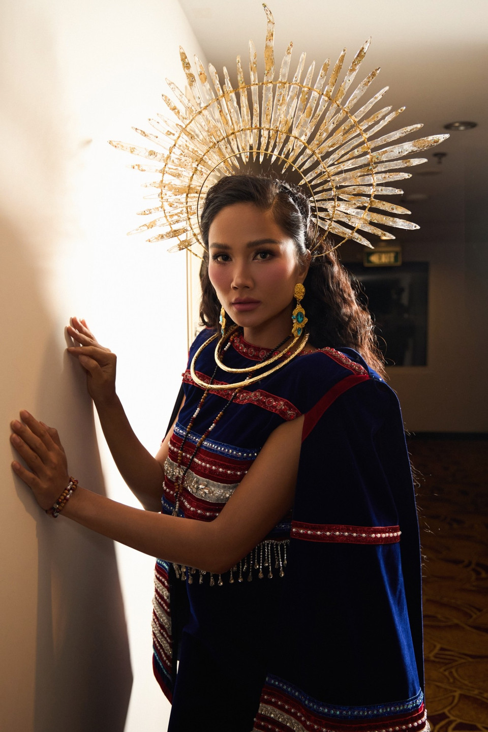 Đồng hành cùng Lễ hội Cà phê Buôn Ma Thuột lần thứ 09 năm 2025 với vai trò Đại sứ truyền thông, Hoa hậu H’Hen Niê ưu tiên các trang phục có chất liệu vải thổ cẩm cách điệu hoặc kết hợp họa tiết càphê nhằm quảng bá văn hóa, đặc sắc quê hương mình. (Ảnh: CTV/Vietnam+)