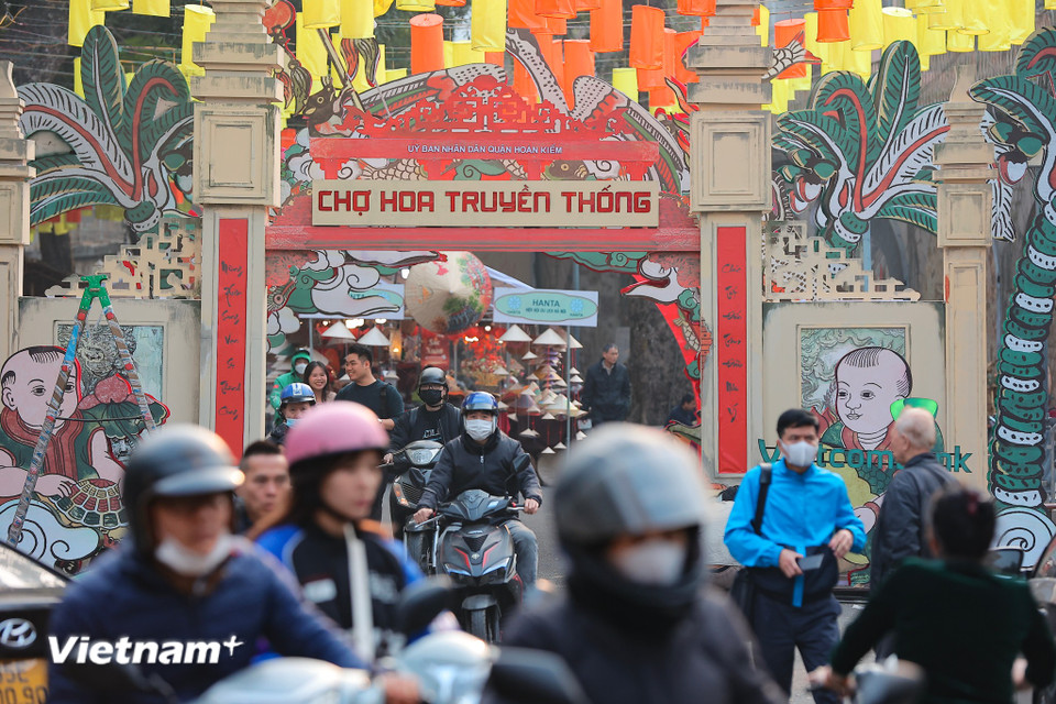 Chợ hoa Tết Hàng Lược (Hoàn Kiếm, Hà Nội) những ngày cuối năm nhộn nhịp, mang không khí Tết ngay giữa lòng phố cổ. (Ảnh: Hoài Nam/Vietnam+)