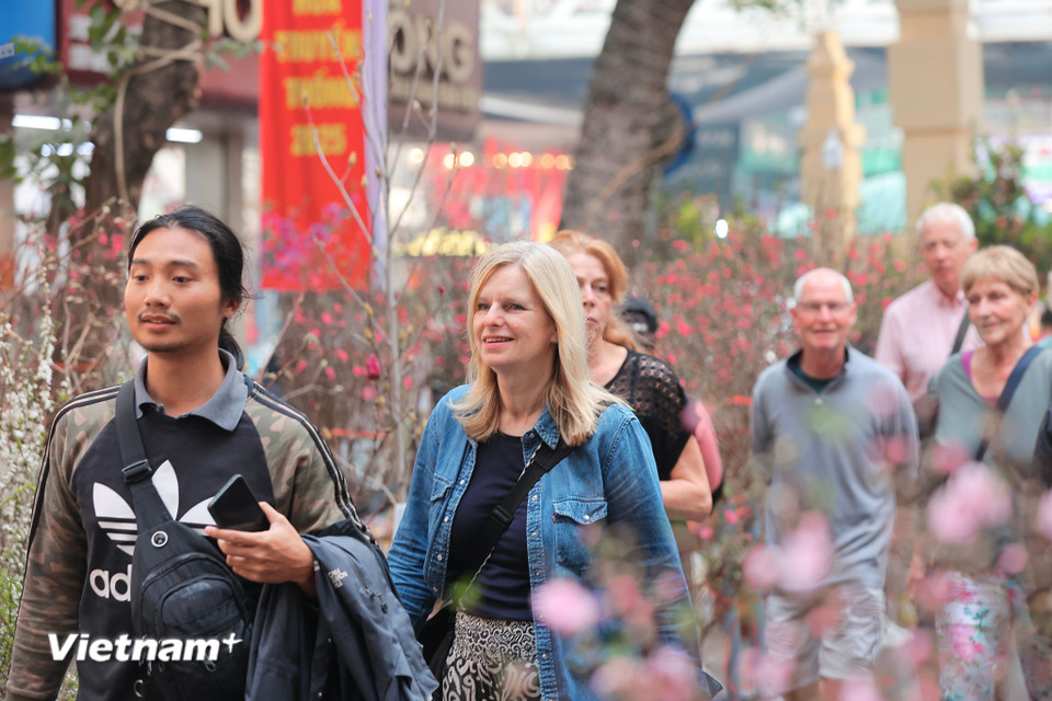 Chợ hoa cũng là lựa chọn điểm đến trải nghiệm không khi Tết cổ truyền với nhiều du khách nước ngoài. (Ảnh: Hoài Nam/Vietnam+)