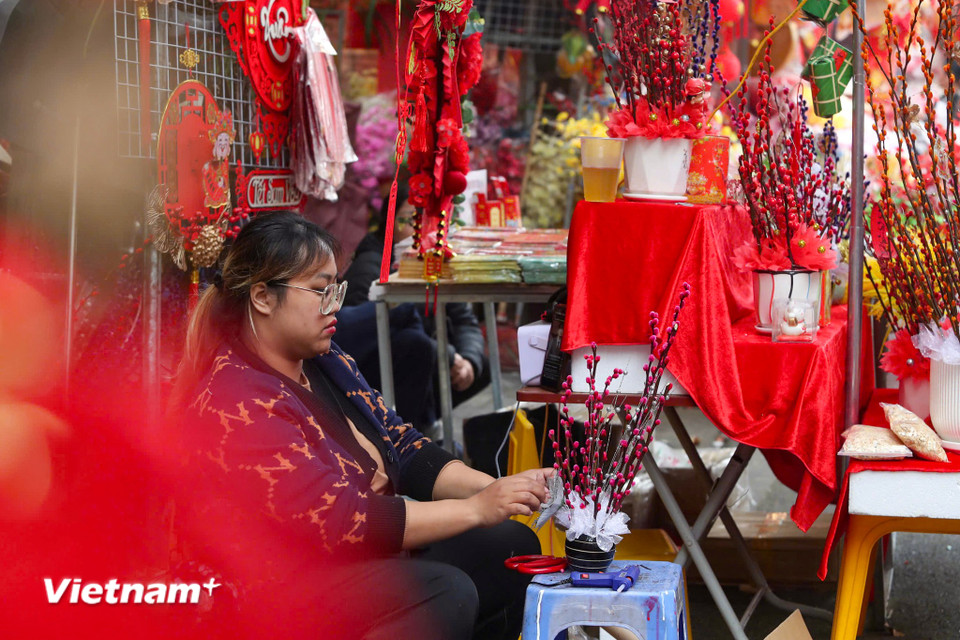 Ngoài các loại hoa tươi chủ yếu là đào, quất… người mua có thể tìm thấy những lẵng hoa lụa đủ loại, nhiều sắc màu. (Ảnh: Hoài Nam/Vietnam+)