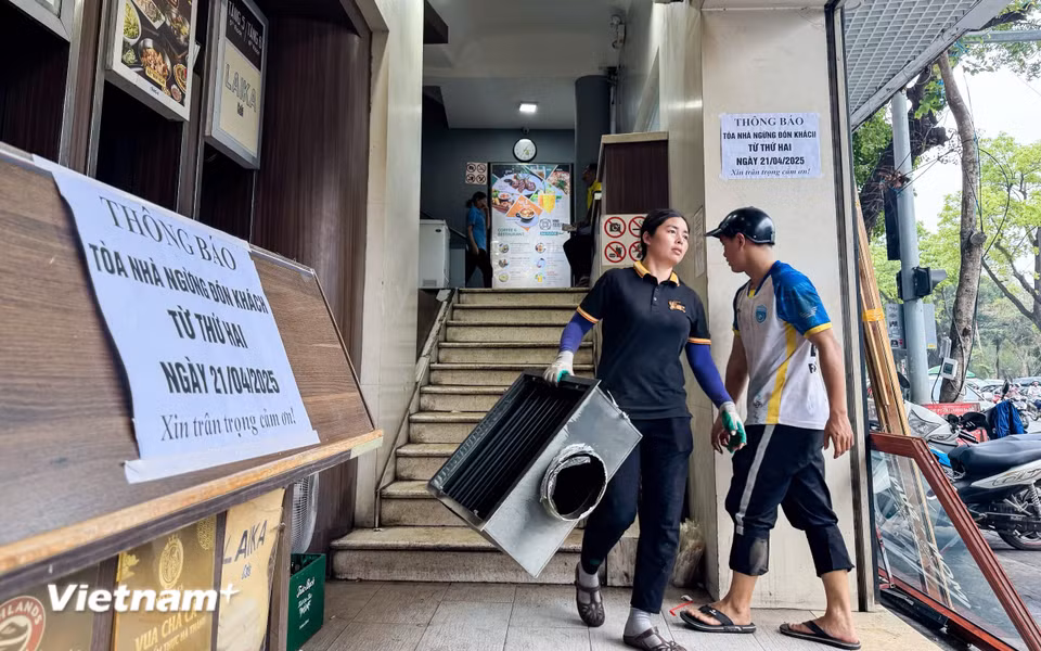 Sau khi Hà Nội phá bỏ tòa nhà "Hàm cá mập" và kết hợp với tuyến phố xung quanh sẽ tạo ra không gian khoảng 1,2ha để phục vụ cộng đồng, phía dưới khu vực này sẽ làm 3 tầng hầm. (Ảnh: PV/Vietnam+)