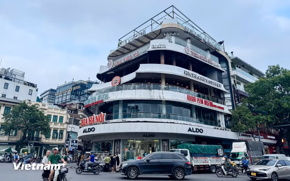 Ủy ban Nhân dân quận Hoàn Kiếm dự kiến phá dỡ tòa nhà 'Hàm cá mập' trước 30/4 để bàn giao mặt bằng cho dự án mở rộng Quảng trường Đông Kinh - Nghĩa Thục. (Ảnh: PV/Vietnam+)