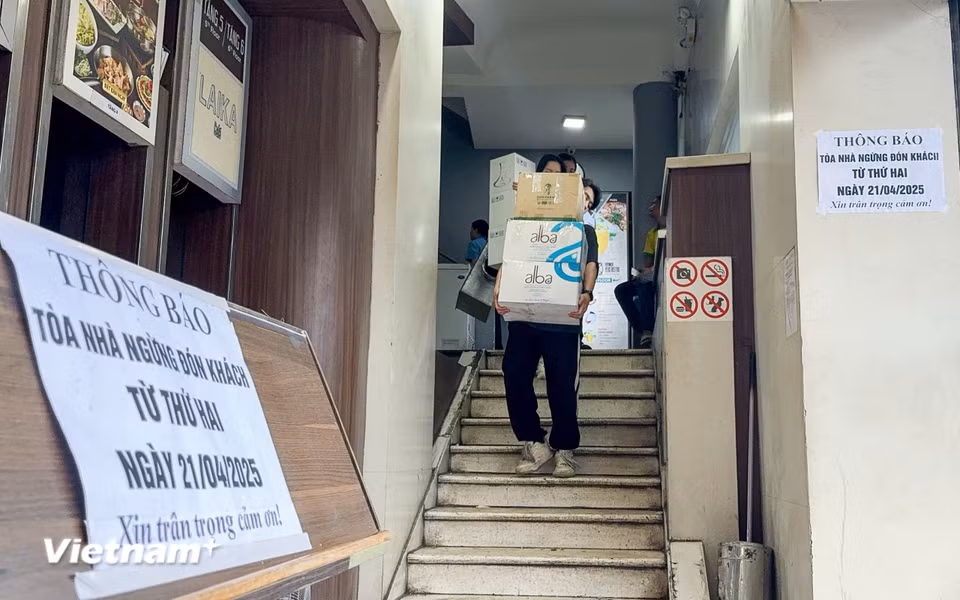 Chiều 21/4, các đơn vị kinh doanh tại tòa nhà "Hàm cá mập" (Hoàn Kiếm, Hà Nội) đã kết thúc hoạt động và đang di chuyển đồ đạc. (Ảnh: PV/Vietnam+)