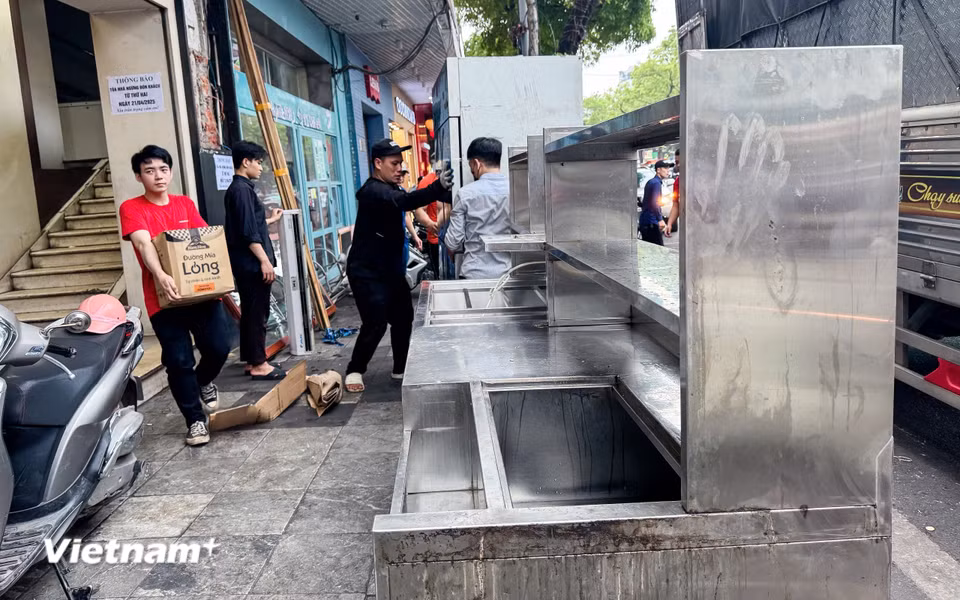Các đơn vị kinh doanh đang hối hả thu dọn đồ đạc ra khỏi tòa nhà. (Ảnh: PV/Vietnam+)