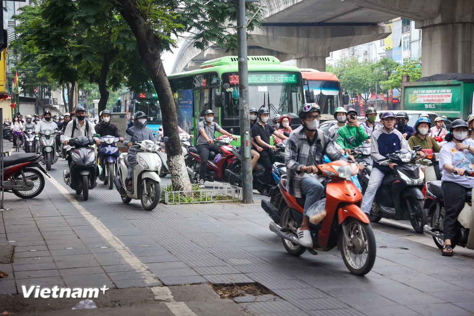 Sau một thời gian thực hiện Nghị định 168 về tăng mức xử phạt vi phạm giao thông đã có tính răn đe, trên nhiều tuyến phố lại xuất hiện tình trạng người dân cố tình vượt đèn đỏ, đi ngược chiều, đi lên vỉa hè. (Ảnh: Hoài Nam/Vietnam+)