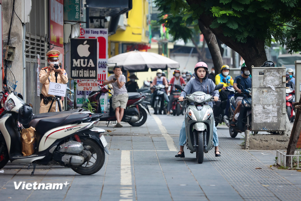 Đội Cảnh sát giao thông đường bộ số 6 (Công an Thành phố Hà Nội) tổ chức ghi hình phương tiện vi phạm trên các tuyến phố Hồ Tùng Mậu, Phạm Hùng. (Ảnh: Hoài Nam/Vietnam+)