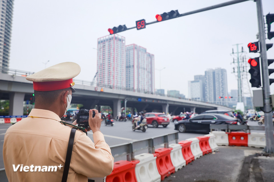 Trước tình trạng trên, phòng Cảnh sát Giao thông Công an thành phố Hà Nội triển khai thêm hơn 20 điểm ghi hình phạt nguội nhằm xử lý người điều khiển ôtô, xe máy cố tình vi phạm trên 8 tuyến đường nội đô. (Ảnh: Hoài Nam/Vietnam+)