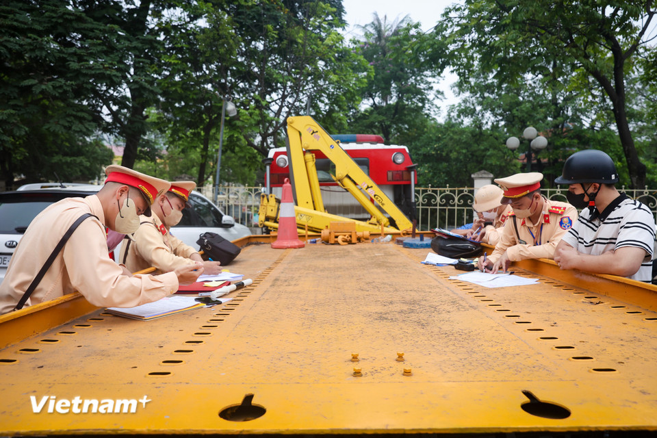 Thượng úy Đặng Thái Thịnh, Đội Cảnh sát giao thông đường bộ số 6 cho biết việc ghi hình phạt nguội triển khai để xử lý tình trạng một số người tham gia giao thông "nhờn luật," cố tình vượt đèn đỏ, đi lên vỉa hè. (Ảnh: Hoài Nam/Vietnam+)