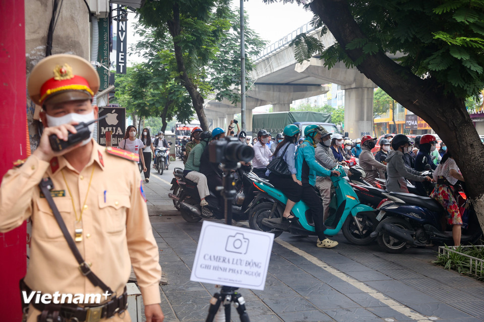 Theo Nghị định 168/2024, người đi xe máy trên vỉa hè sẽ bị phạt 4-6 triệu đồng, trừ trường hợp đi qua vỉa hè để vào nhà, cơ quan; và bị trừ 2 điểm trên giấy phép lái xe. Người đi xe máy không chấp hành hiệu lệnh của đèn tín hiệu giao thông bị phạt 4-6 triệu đồng, trừ 4 điểm giấy phép lái xe. (Ảnh: Hoài Nam/Vietnam+)