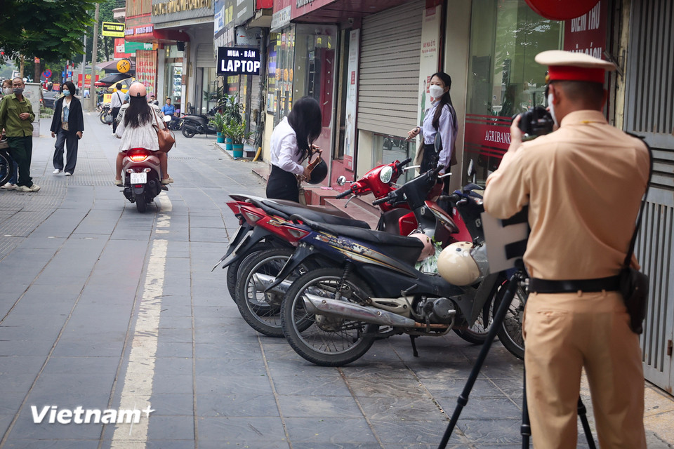 Thời gian ghi hình lưu động từ 6 giờ 30 đến 8 giờ và từ 16 giờ đến 19 giờ. Mỗi điểm phạt nguội lưu động sẽ có một Cảnh sát giao thông sử dụng máy ảnh ghi hình vi phạm. (Ảnh: Hoài Nam/Vietnam+)