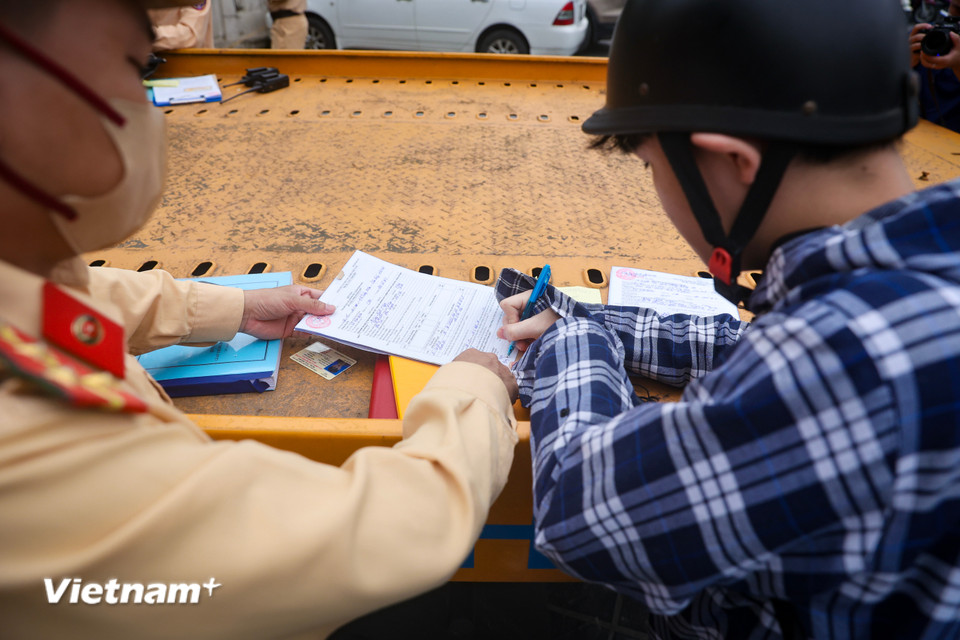 Trong 1 ca buổi sáng 27/5, tổ công tác tại tuyến đường Hồ Tùng Mậu đã ghi hình xử phạt trực tiếp 6 trường hợp và phạt nguội 10 trường hợp cố tình vượt đèn đỏ, đi lên vỉa hè. (Ảnh: Hoài Nam/Vietnam+)