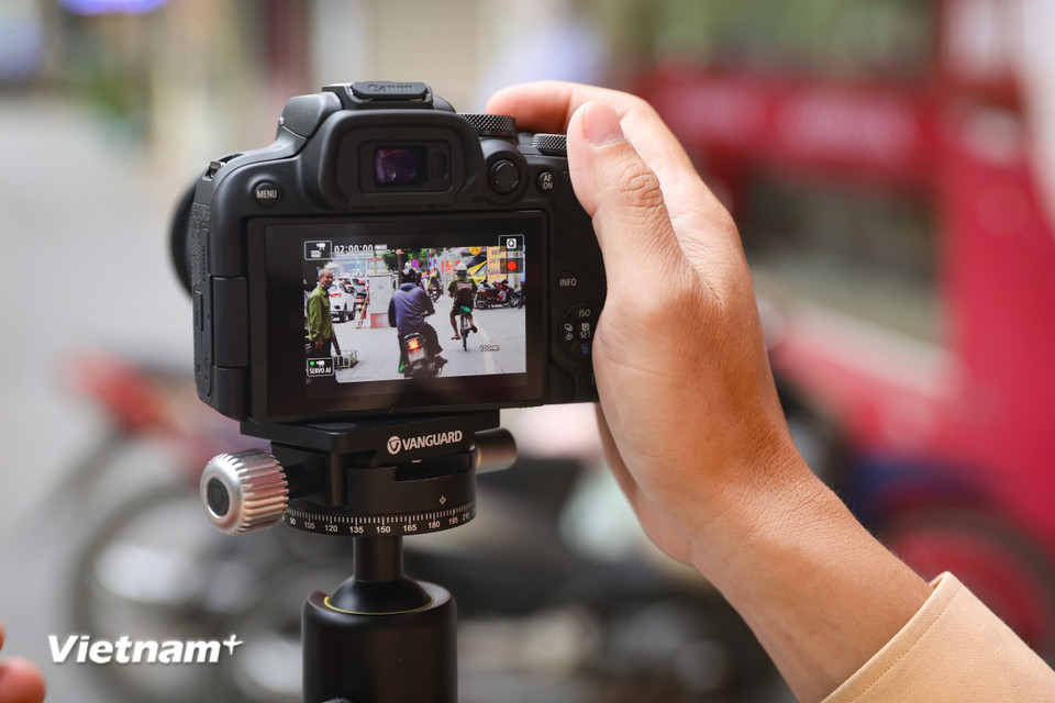 Mọi hoạt động đều được công khai. Những phương tiện vi phạm có thể sẽ bị xử lý ngay, trường hợp không dừng được phương tiện sẽ chuyển dữ liệu hình ảnh về tổ xử phạt nguội. (Ảnh: Hoài Nam/Vietnam+)