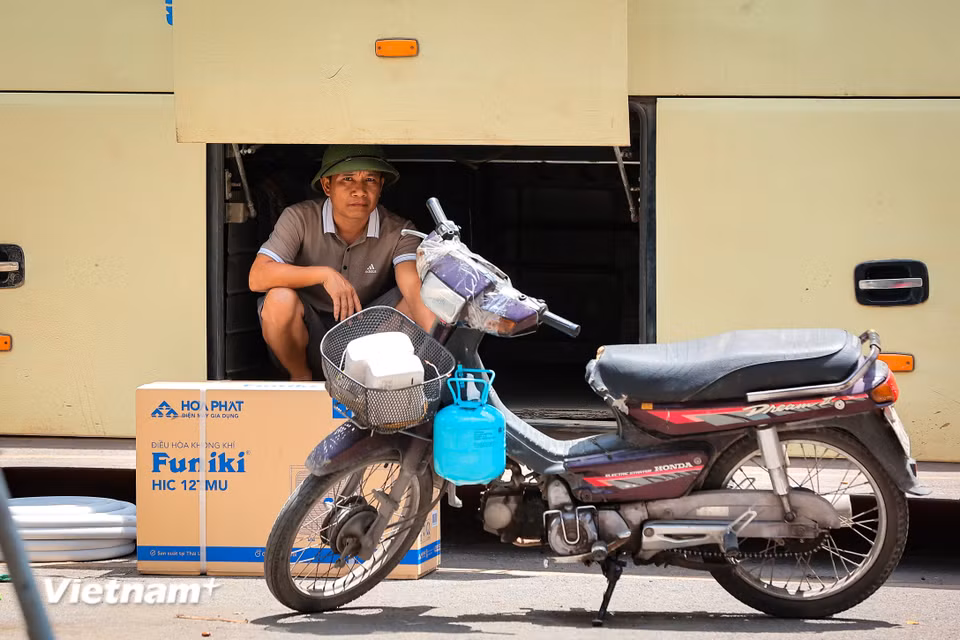 Người dân tận dụng tất cả những nơi có bóng râm để tránh nắng. (Ảnh: Hoài Nam/Vietnam+)