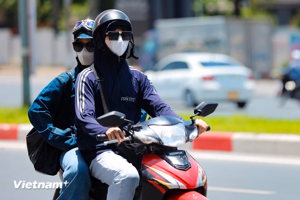 Theo ghi nhận của phóng viên vào thời điểm từ 12 giờ trưa đến 14 giờ, người dân ra đường vào thời điểm này cảm nhận rõ rệt sức nóng trong không khí. (Ảnh: Hoài Nam/Vietnam+)