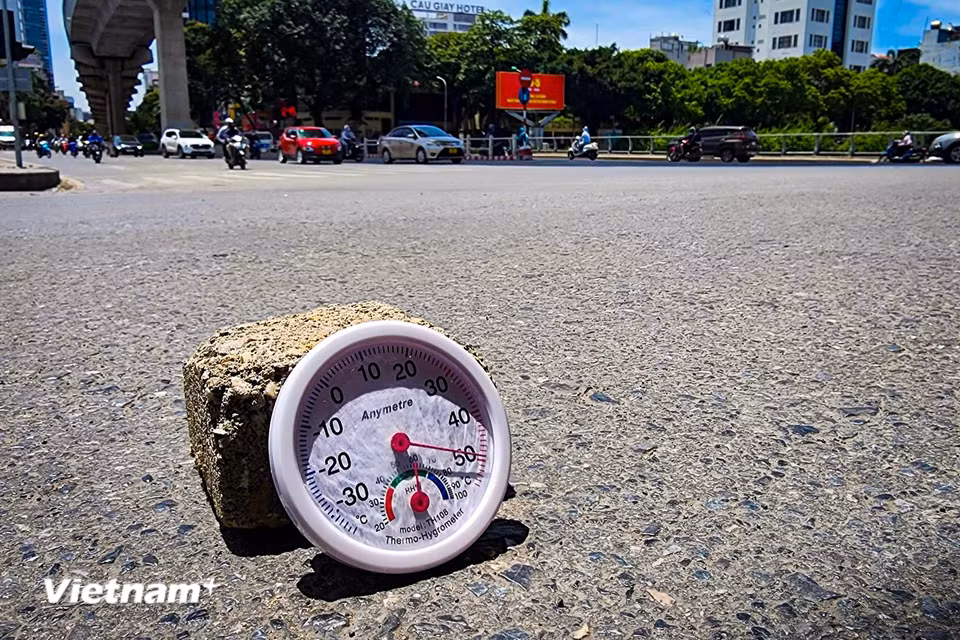 Nhiệt độ ghi nhận lúc 12 giờ 30 phút tại ngã tư đường Cầu Giấy- Hồ Tùng Mậu, nhiệt độ ngoài đường lên tới 50 độ C. (Ảnh: Hoài Nam/Vietnam+)