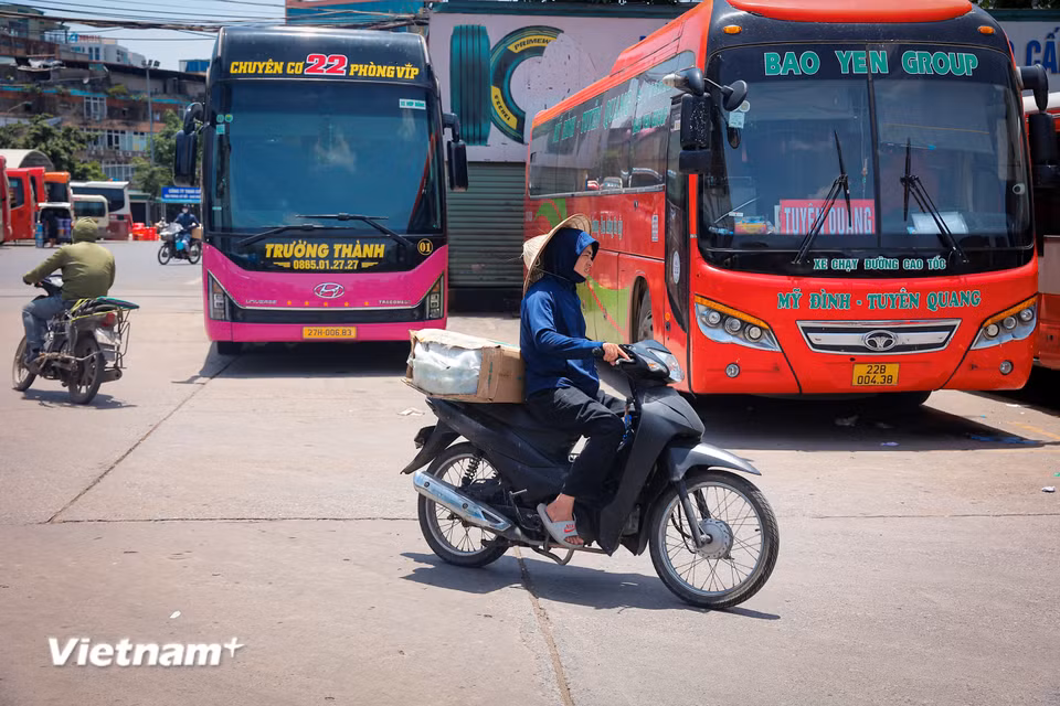 Nhiệt độ cao kết hợp với mặt đường nhựa khiến không khí Hà Nội càng ngột ngạt, khó chịu. Các hoạt động vận tải cũng không nhộn nhịp như thường nhật. (Ảnh: Hoài Nam/Vietnam+)