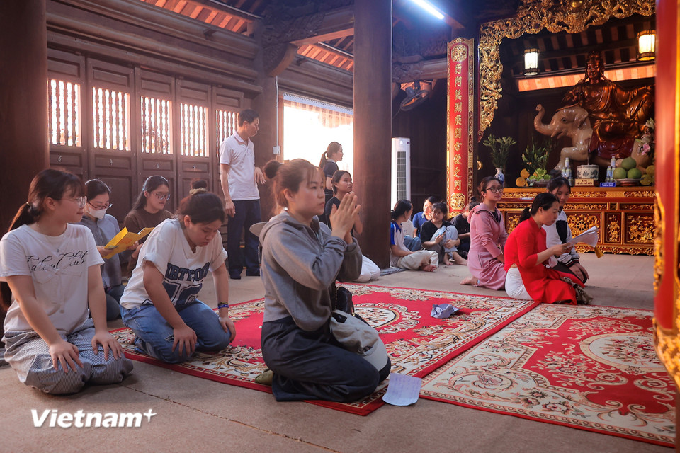 Kỳ thi tuyển sinh lớp 10 công lập năm học 2025 - 2026, trên địa bàn Hà Nội có gần 103.000 thí sinh đăng ký dự thi. Thành phố bố trí 201 điểm thi chính thức với hơn 4.400 phòng thi. (Ảnh: Hoài Nam/Vietnam+)