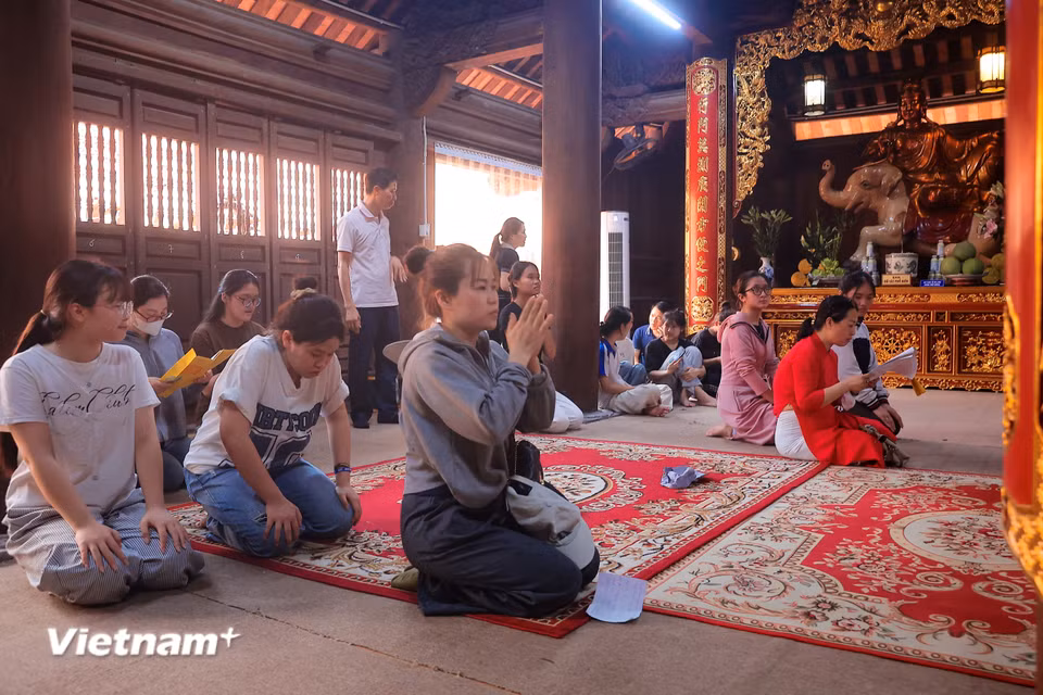 Kỳ thi tuyển sinh lớp 10 công lập năm học 2025 - 2026, trên địa bàn Hà Nội có gần 103.000 thí sinh đăng ký dự thi. Thành phố bố trí 201 điểm thi chính thức với hơn 4.400 phòng thi. (Ảnh: Hoài Nam/Vietnam+)