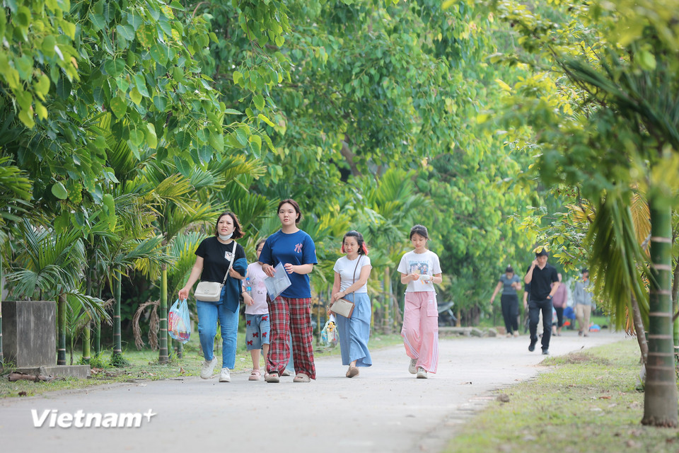 Cũng bởi tích đó, nhiều sỹ tử, phụ huynh đã tới ngôi chùa cách trung tâm Thủ đô gần 20km về phía Nam để cầu may trước kỳ thi rất quan trọng vào lớp 10 công lập tại Hà Nội. (Ảnh: Hoài Nam/Vietnam+)