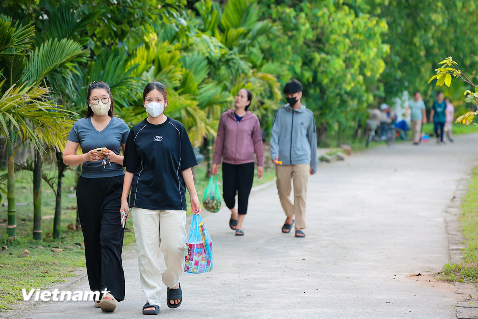 Theo ghi nhận của phóng viên, chiều ngày 5/6, phụ huynh cùng học sinh đã tới đây dâng lễ trước khi nhận phòng thi vào ngày mai. (Ảnh: Hoài Nam/Vietnam+)