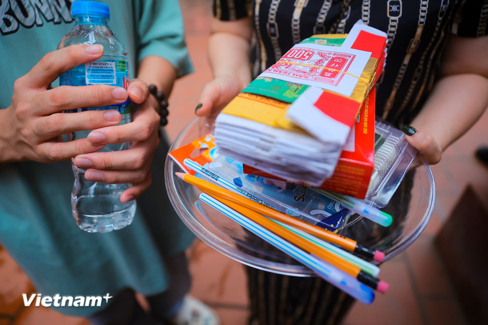 Những ngày này, cả sĩ tử và phụ huynh đều gặp áp lực tâm lý về tỷ lệ chọi cao. Nhiều phụ huynh đưa con lên chùa để mong các con có tinh thần thoải mái hơn, đảm bảo sức khỏe để ngày mai làm bài thi được tốt. (Ảnh: Hoài Nam/Vietnam+)