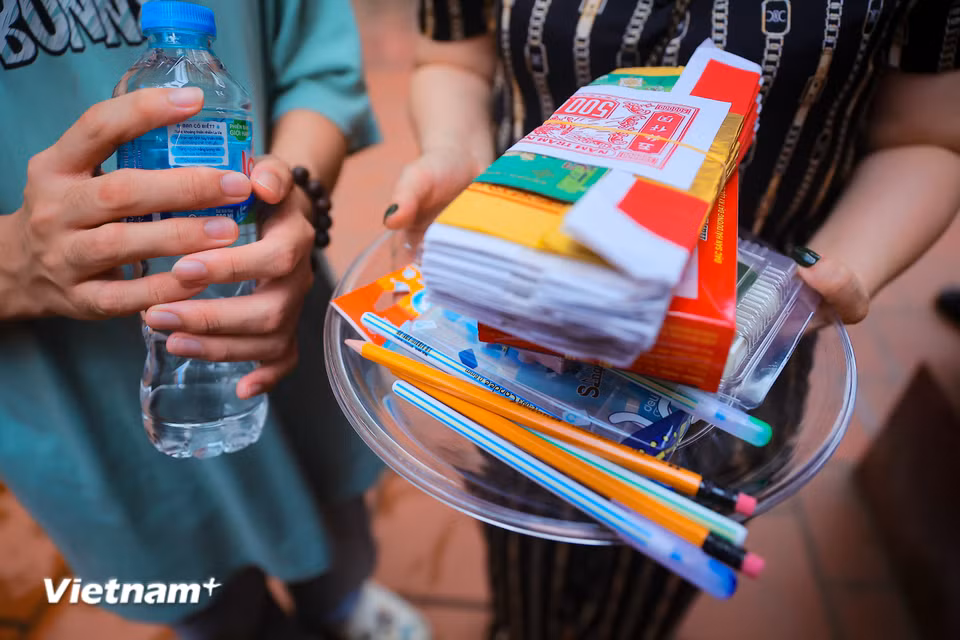 Những ngày này, cả sĩ tử và phụ huynh đều gặp áp lực tâm lý về tỷ lệ chọi cao. Nhiều phụ huynh đưa con lên chùa để mong các con có tinh thần thoải mái hơn, đảm bảo sức khỏe để ngày mai làm bài thi được tốt. (Ảnh: Hoài Nam/Vietnam+)