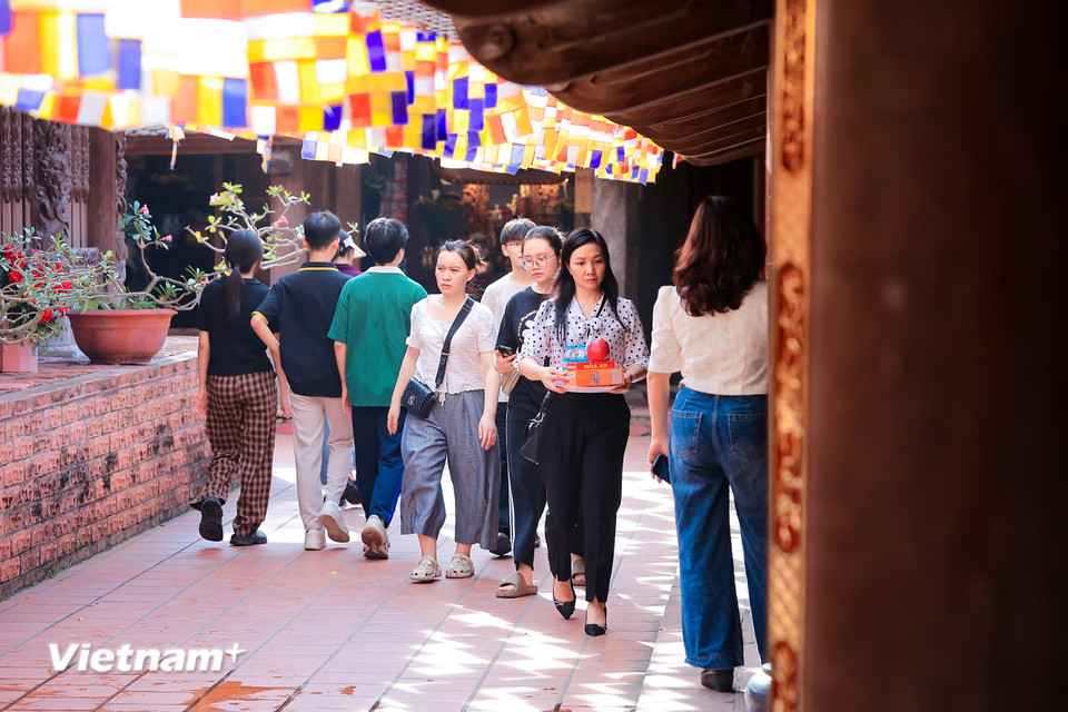 Nhiều phụ huynh cho rằng đây là việc làm để giải tỏa về mặt tâm lý, kết quả phụ thuộc hoàn toàn vào năng lực của các con. (Ảnh: Hoài Nam/Vietnam+)