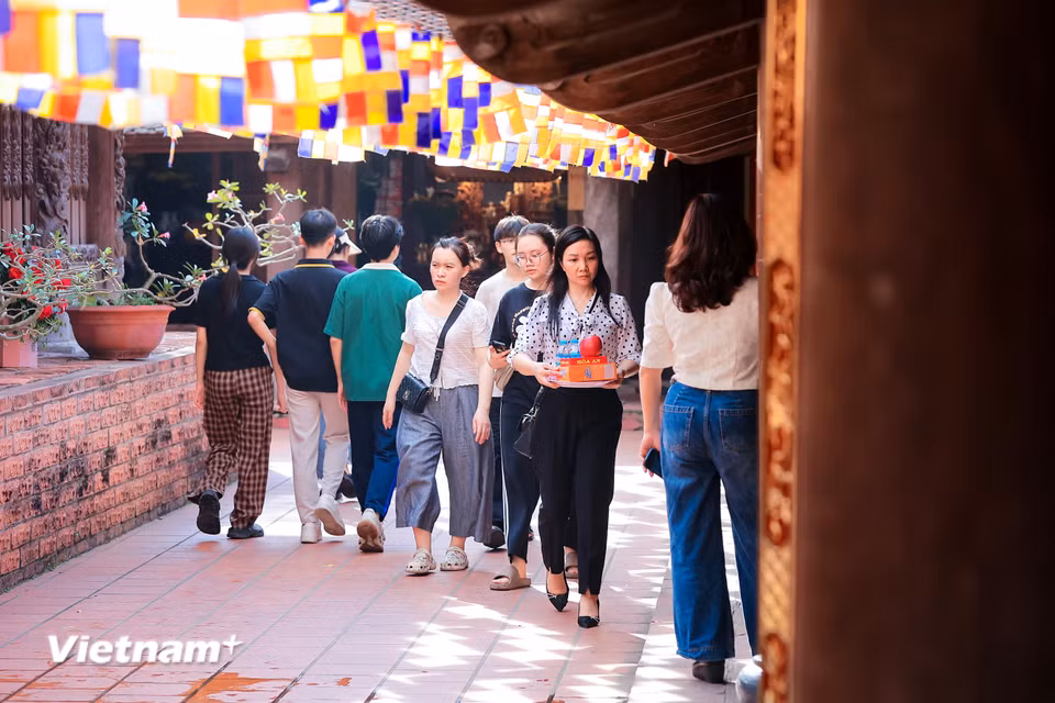 Nhiều phụ huynh cho rằng đây là việc làm để giải tỏa về mặt tâm lý, kết quả phụ thuộc hoàn toàn vào năng lực của các con. (Ảnh: Hoài Nam/Vietnam+)
