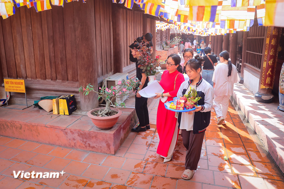 Trong mâm lễ hoa, quả, bánh trái còn có đồ dùng học tập như bút viết, thước kẻ. Sau khi lễ xong, các thí sinh sẽ dùng đồ dùng học tập ấy trong kỳ thi sắp tới. (Ảnh: Hoài Nam/Vietnam+)