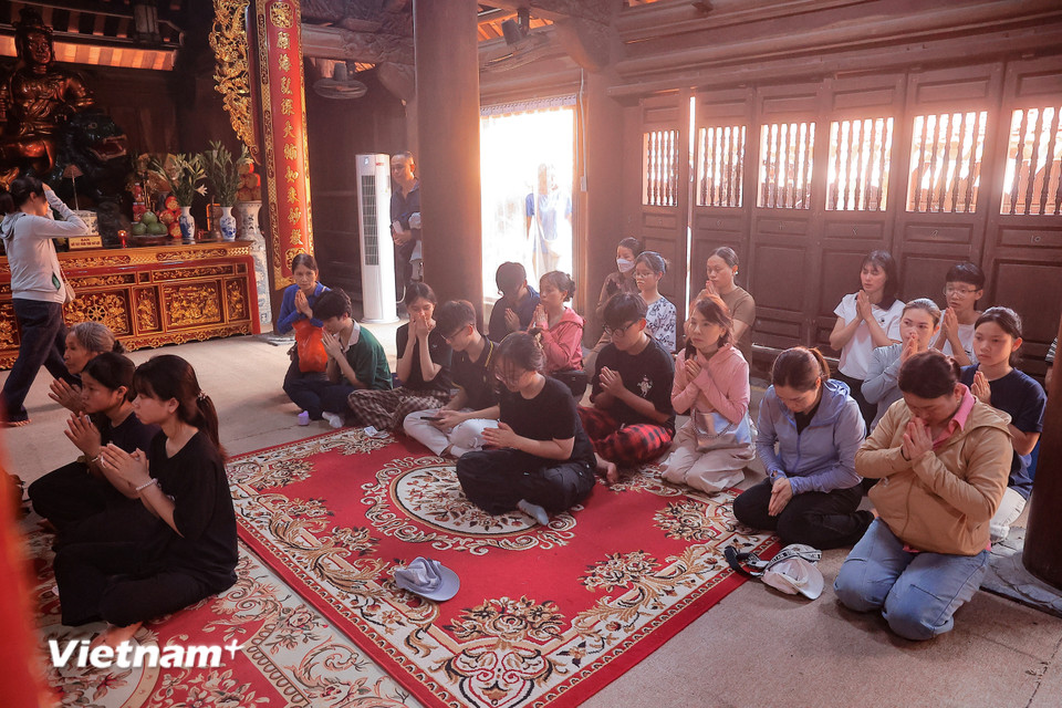 Năm nay là năm đầu tiên thi lớp 10 theo Chương trình giáo dục phổ thông 2018. Theo kế hoạch, đúng 9 giờ ngày mai 6/6, tất cả thí sinh có mặt tại phòng thi để làm thủ tục dự thi. (Ảnh: Hoài Nam/Vietnam+)