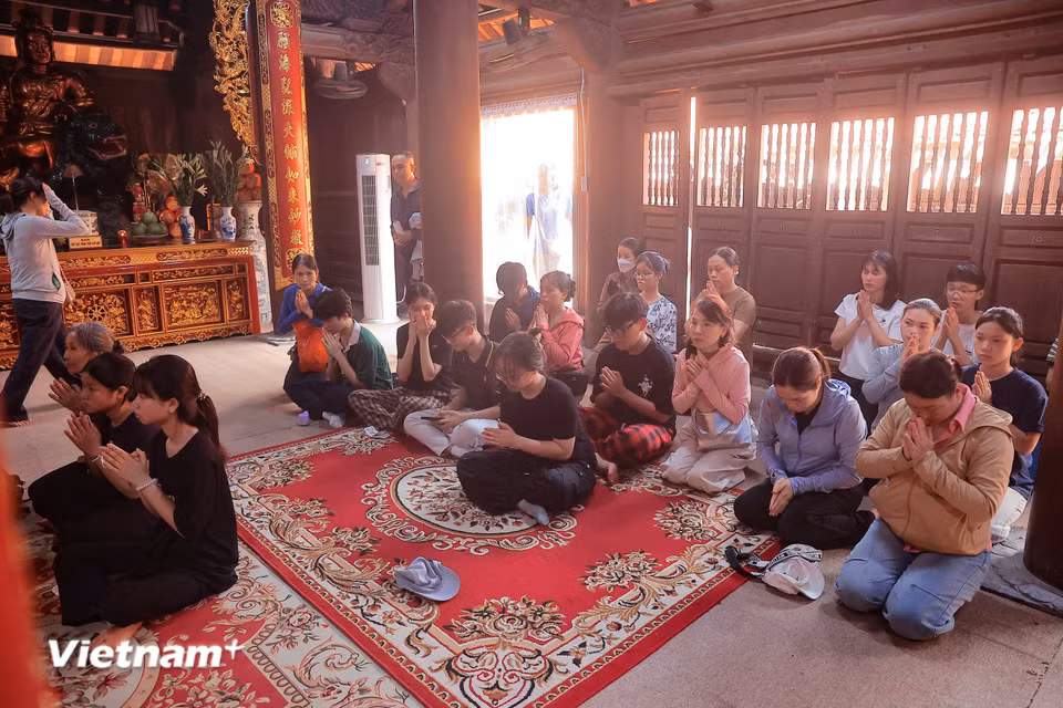 Năm nay là năm đầu tiên thi lớp 10 theo Chương trình giáo dục phổ thông 2018. Theo kế hoạch, đúng 9 giờ ngày mai 6/6, tất cả thí sinh có mặt tại phòng thi để làm thủ tục dự thi. (Ảnh: Hoài Nam/Vietnam+)