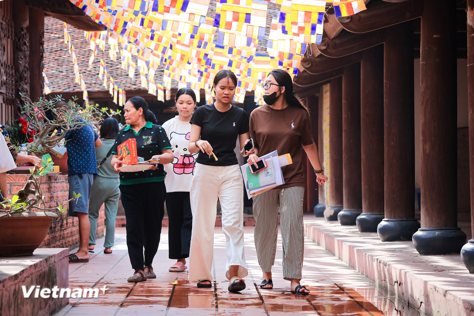 Sỹ tử mang theo giấy báo dự thi, đồ dùng học tập cùng tờ giấy sớ tới dâng cùng lễ vật. (Ảnh: Hoài Nam/Vietnam+)