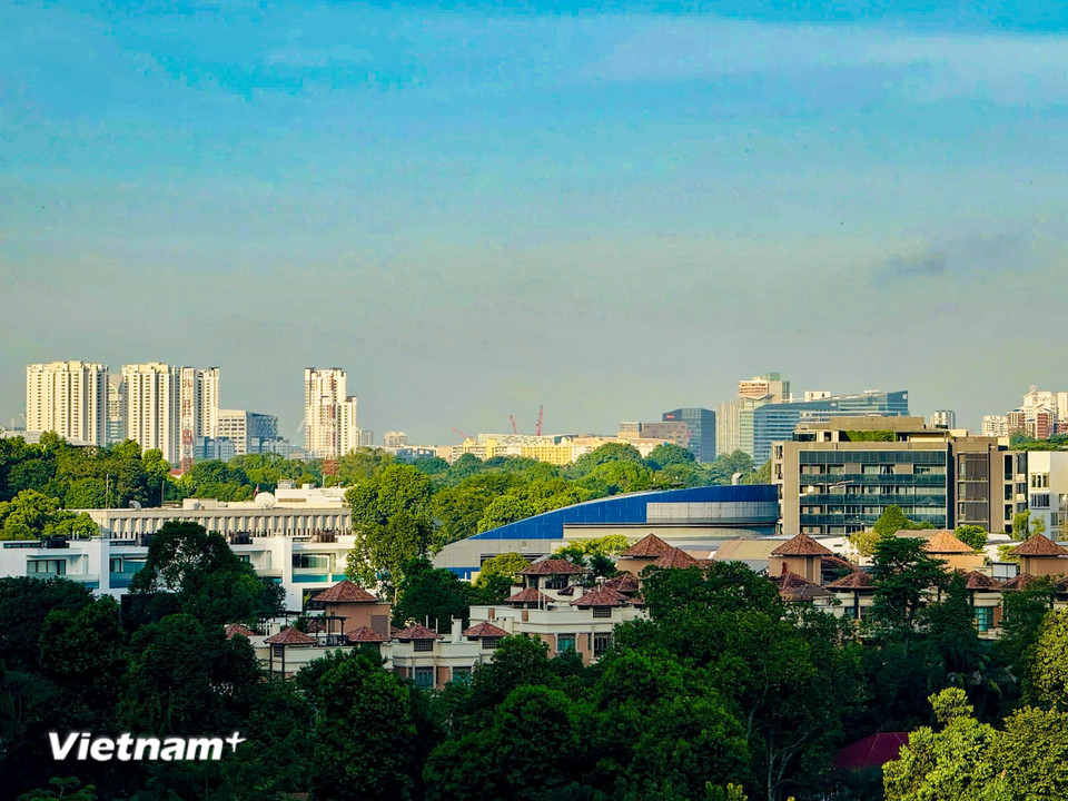 Nơi nào có thể tận dụng được là chỗ đó sẽ thấy màu xanh của cỏ cây. Những ai đã đến Singapore đều ấn tượng về màu xanh tràn ngập khắp nơi từ sân bay Changi đến các đường phố, công sở chính phủ, công viên, nhà dân. (Ảnh: Trần Hương Sơn/Vietnam+)