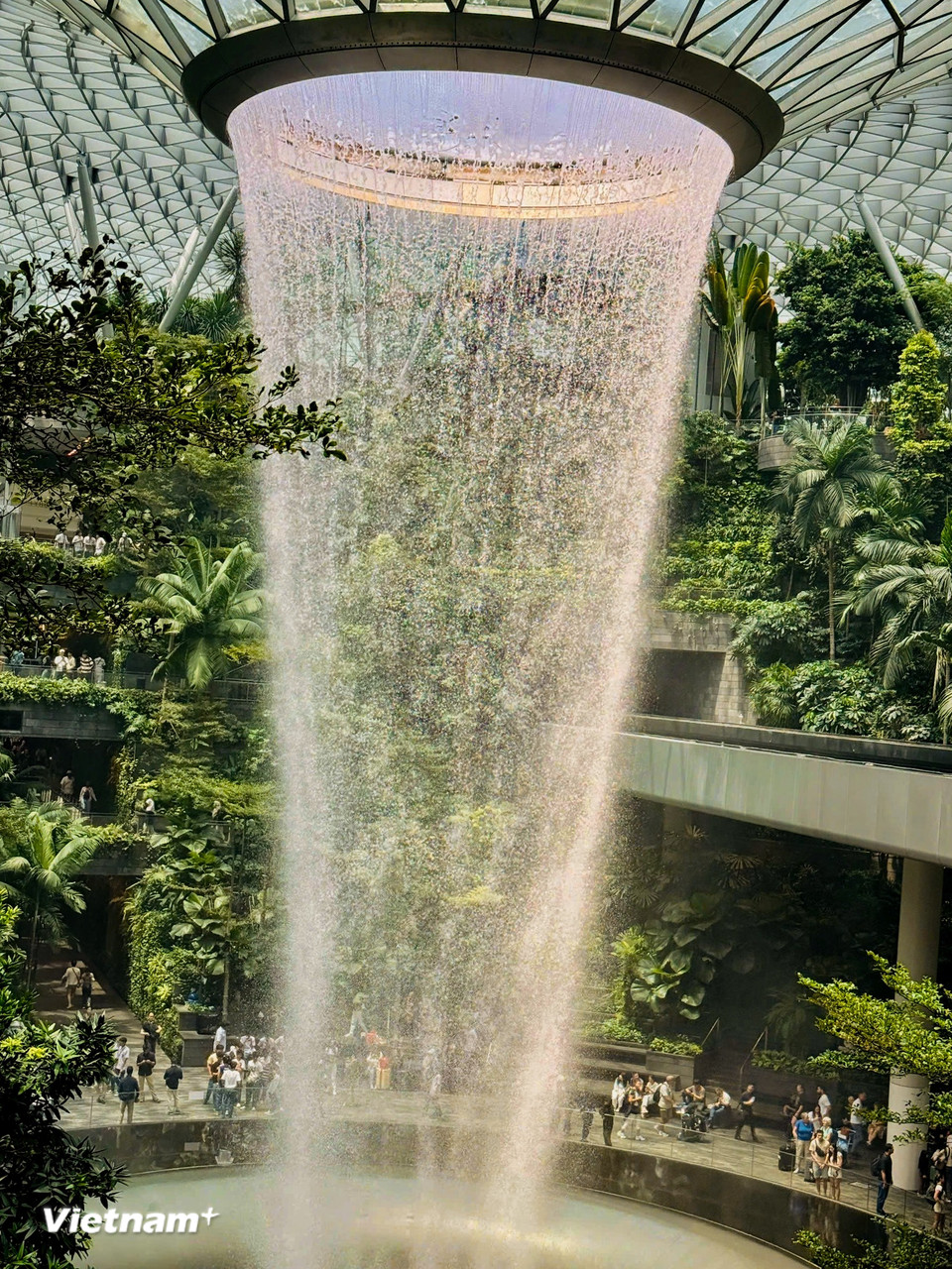 Đây thác nước nhân tạo trong nhà cao nhất thế giới (40m), tạo nên khung cảnh "sống ảo" cực đẹp. Thác được bao quanh bởi những rặng cây xanh mát tạo nên một không gian kỳ vĩ không thua gì các thác nước ngoài trời.