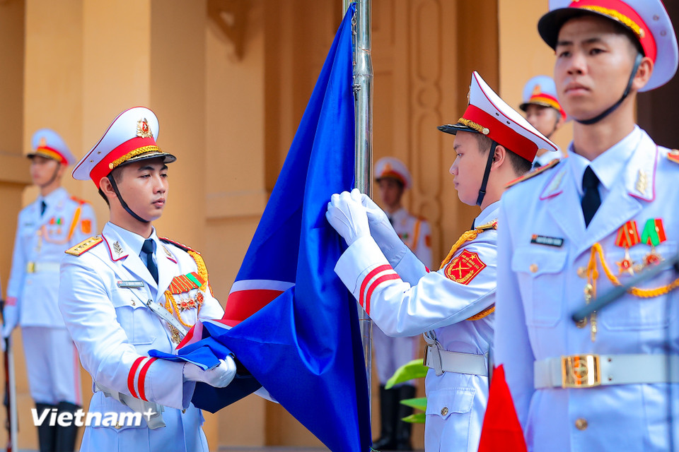 ដោយបានរីកចម្រើន និងមានភាពចាស់ទុំតាមរយៈការលំបាក និងបញ្ហាប្រឈម អាស៊ានគឺជានិមិត្តរូបនៃសាមគ្គីភាព ការខិតខំប្រឹងប្រែងតស៊ូ និងការពឹងផ្អែកលើខ្លួនឯង។ (រូបថត៖ Hoai Nam/Vietnam+)