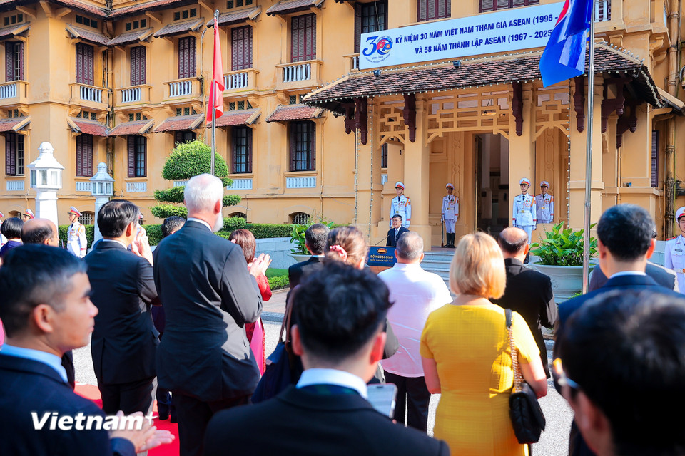 ក្នុងរយៈពេល 30 ឆ្នាំកន្លងមកនេះ គឺជាការបង្ហាញយ៉ាងរស់រវើកនៃចក្ខុវិស័យ និងដំណោះស្រាយនយោបាយរបស់បក្ស និងរដ្ឋរបស់យើងក្នុងការកសាង និងបង្រួបបង្រួមបរិយាកាសសន្តិភាព និងកិច្ចសហប្រតិបត្តិការសម្រាប់ការអភិវឌ្ឍន៍។ វៀតណាមបានចូលមកអាស៊ានក្នុងស្មារតីមិត្តភាព និងចូលរួមអាស៊ានដោយស្មារតីទទួលខុសត្រូវ។ (រូបថត៖ Hoai Nam/Vietnam+)
