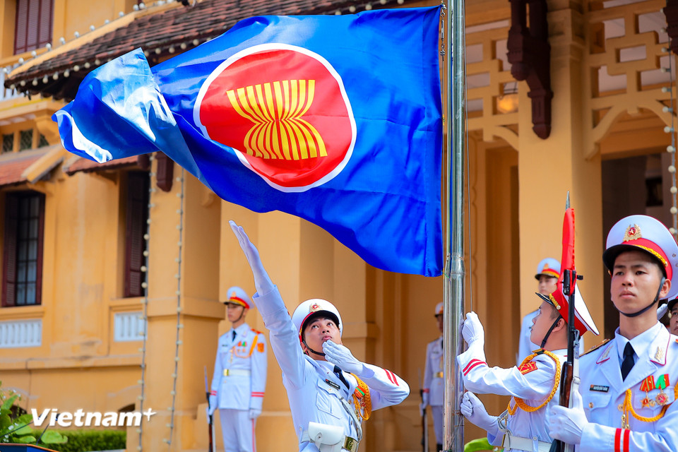 ទង់អាស៊ានមានផ្ទៃខាងក្រោយពណ៌ខៀវ តំណាងឱ្យសន្តិភាព និងស្ថិរភាព ហើយពណ៌ក្រហមតំណាងឱ្យថាមវន្ត។ ដើម​ស្រូវ​លឿង​ទាំង ១០ នៅ​កណ្តាល​តំណាង​ឲ្យ​អរិយធម៌​កសិកម្ម និង​តំណាង​ឲ្យ​ប្រទេស​ទាំង ១០ ក្នុង​ប្លុក​អាស៊ាន។ (រូបថត៖ Hoai Nam/Vietnam+)